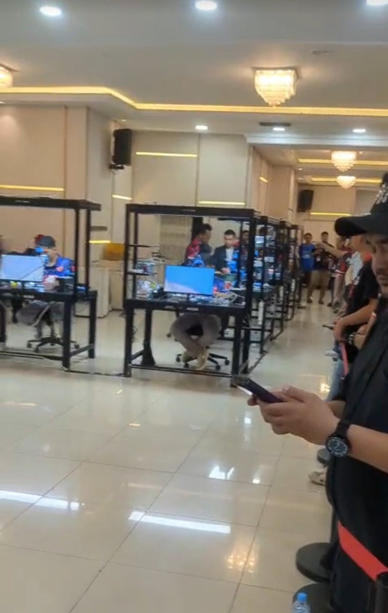 falafery's tweet photo. Punya tempat service hp langganan yang aktif ikut ajang kompetisi teknisi ponsel dan anggota TESPOIN, rasanya bangga. Pantesan kalau service tuh cepat dan murah dibanding tempat lain, ternyata memang tim nya orang hebat semua. Semoga menang yaa bro https://t.co/iWvjjls4NF