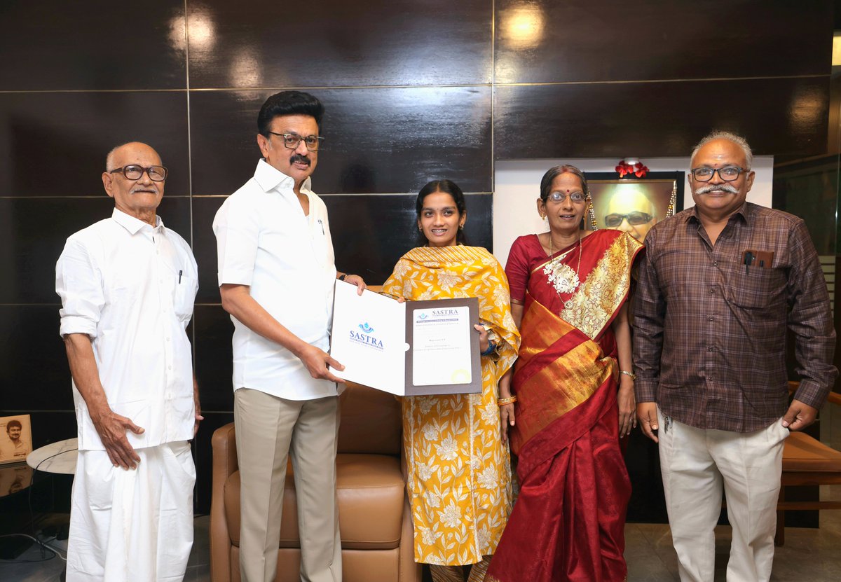 arivalayam's tweet photo. தாங்கள் விரும்பிய வேறு கல்லூரியில் இடம் கிடைத்து மாணவர்கள் சேர நினைத்தால், முதலில் சேர்ந்த கல்லூரிக்குச் செலுத்திய கல்விக் கட்டணமும், மாற்றுச் சான்றிதழும் (TC) காலதாமதமின்றி வழங்கப்பட வேண்டும் எனக் கடந்த திராவிட முன்னேற்றக் கழக ஆட்சியில் பிறப்பிக்கப்பட்ட உத்தரவால் பயனடைந்த திருச்சியைச் சேர்ந்த மாணவி ராஜேஸ்வரி அவர்கள் இன்று (26-09-2026)  கழகத் தலைவர் திரு. மு.க.ஸ்டாலின் அவர்களை அவரது இல்லத்தில் சந்தித்து நன்றி தெரிவித்தார்.