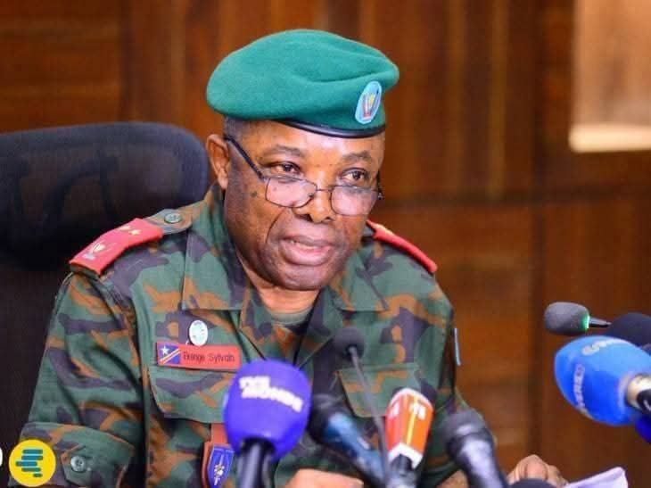 Nyamuhombeza's tweet photo. 🚨🔴LE GÉNÉRAL #SYLVAIN_EKENGE_BOMUSA🇨🇩 SIGNE SON RETOUR SUR SON POSTE AU SEIN DES #FARDC🇨🇩💪💪💪💪💪👇👇👇👇👇👇

Après sa suspension en décembre 2025 à la suite de propos controversés sur les femmes tutsi, le porte-parole de l’armée congolaise, le général #Sylvain_Ekenge_Bomusa🇨🇩, fait son retour sur le devant de la scène.

Il a signé ce vendredi 26 septembre 2026 un communiqué annonçant la mort tragique de plusieurs officiers de nos #FARDC🇨🇩 dans le crash d’un avion survenu près de #Kenge, dans la province du #Kwango.

Bon retour cher général💪💪💪💪