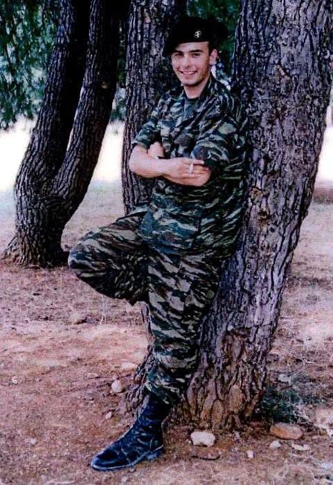 AppelaiosII's tweet photo. Στρτης ΠΖ, Ραχούτης Βασίλειος.
Πριν εικοσιέξι χρόνια, τη νύχτα της 26ης Σεπτεμβρίου του 2000, το "Εξπρές Σάμινα" βυθιζόταν...
533 άνθρωποι πάνω του...
81 απο αυτούς, πνίγηκαν στα ανοιχτά της Πάρου.
Ο Στρτης Ραχούτης με καταγωγή από τη Λαμία,προσπάθησε να σώσει όσους περισσότερους συνανθρώπους του μπορούσε,αντί να σώσει πρώτα τον εαυτό του,ντροπιάζοντας όλο το πλήρωμα του πλοίου.
Στην προσπάθεια του να σώσει ένα βρέφος, αφού πρώτα είχε σώσει την μητέρα του, ο Βασίλης άφησε την τελευταία του πνοή στα 19 του χρόνια.
Ενας αληθινός Ήρωας!
ΑΘΑΝΑΤΟΣ !