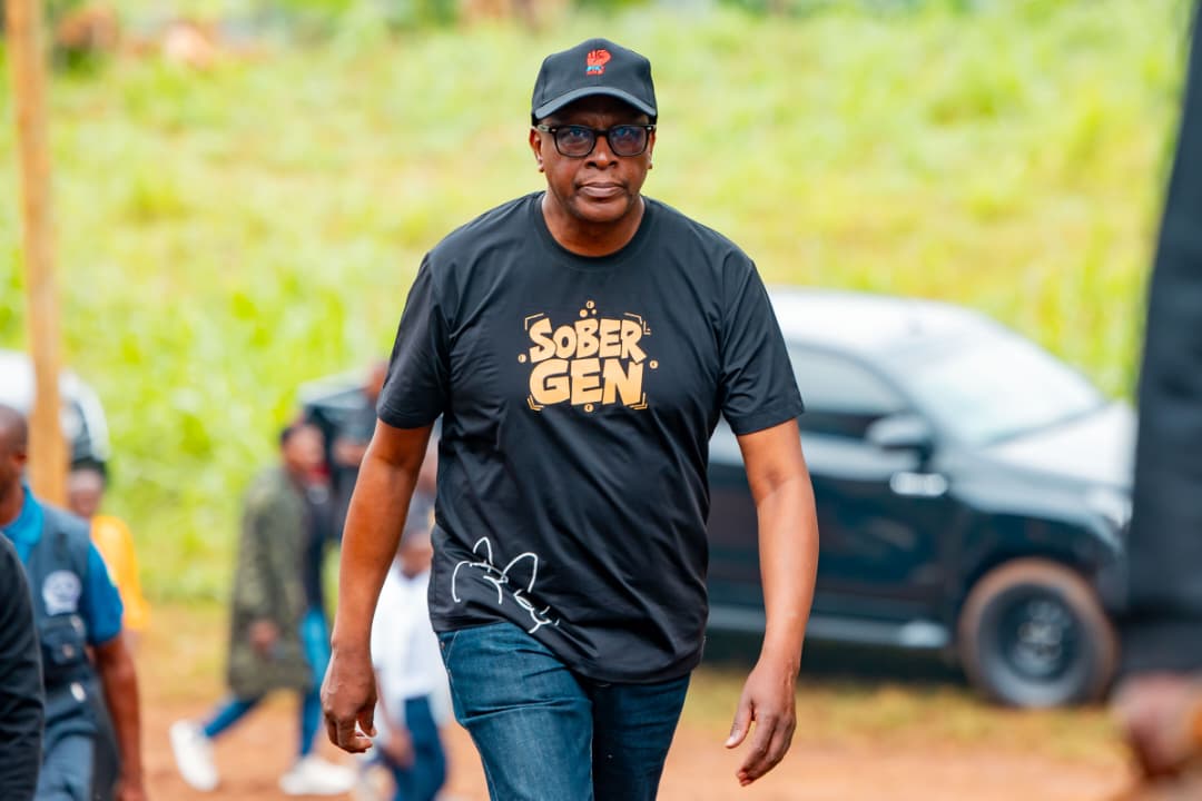 Unity_MemoryRw's tweet photo. Uyu munsi, Minisitiri @DrDamascene n’abandi bayobozi, bifatanyije n’urubyiruko rwo mu Karere ka @RusiziDistrict mu Muganda wihariye w’Urubyiruko usoza ukwezi kwa Cyenda wahujwe n’ubukangurambaga bwo kurwanya inyobwa ry’inzoga zitujuje ubuziranenge zizwi nk'Ibyuma, n’ikoreshwa ry'ibiyobyabwenge, ndetse no gushishikariza urubyiruko kugira imyitwarire iboneye, bihesha agaciro.

Iki gikorwa cyabimburiwe n’ihangwa ry’umuhanda w’umugenderano mu Kagari ka Kamatita mu Murenge wa Gihundwe.  

#SoberGen 
#HeheNicyuma