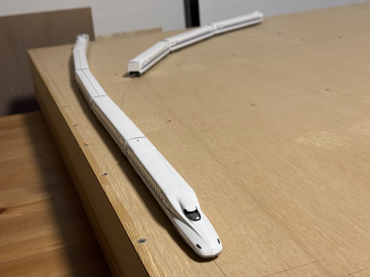 Tattsu_Nscale's tweet photo. 仮に倍にして1800×1800のコーナーで作ったらどうなるか、けがいてみたら、この曲線ですよ！！！ってテンション爆上がり
1800×1800で作るか？？現実的じゃないな笑笑
ただ、これ見ると900×900でコーナーモジュール作りたくない🙃 https://t.co/fNg4M3xXUj