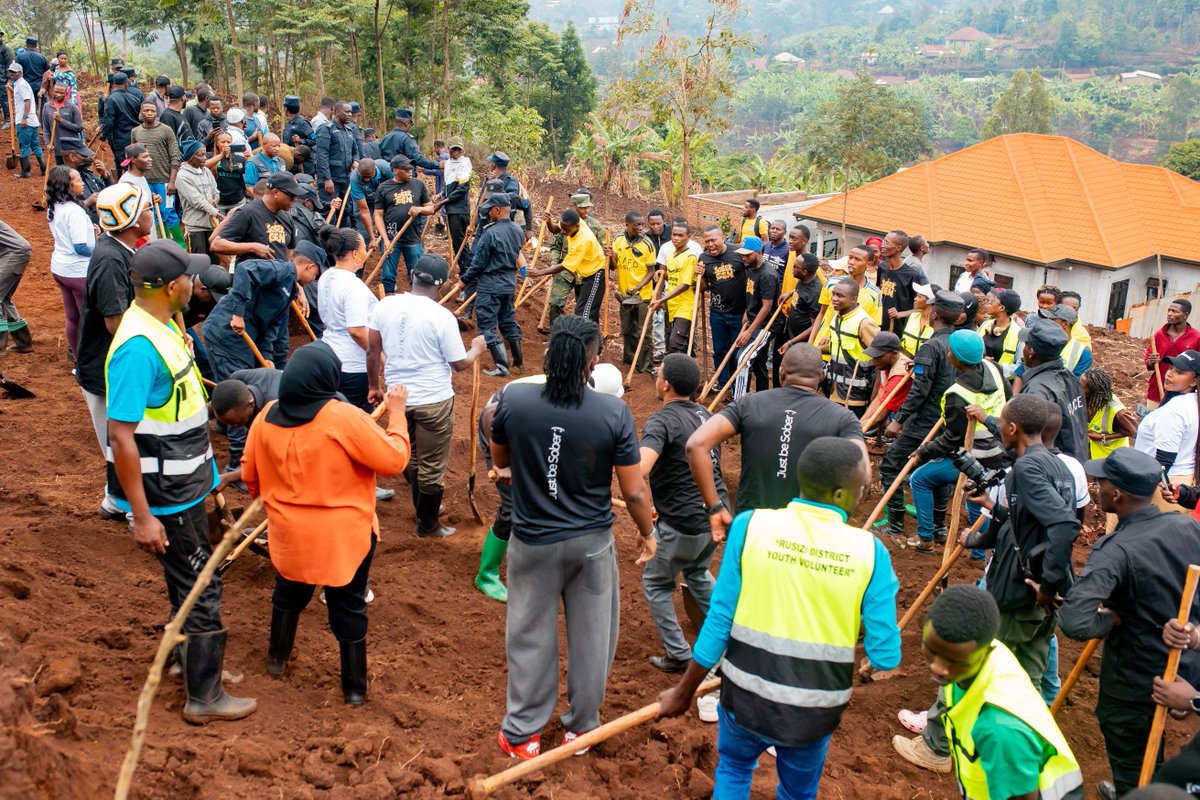 Unity_MemoryRw's tweet photo. Uyu munsi, Minisitiri @DrDamascene n’abandi bayobozi, bifatanyije n’urubyiruko rwo mu Karere ka @RusiziDistrict mu Muganda wihariye w’Urubyiruko usoza ukwezi kwa Cyenda wahujwe n’ubukangurambaga bwo kurwanya inyobwa ry’inzoga zitujuje ubuziranenge zizwi nk'Ibyuma, n’ikoreshwa ry'ibiyobyabwenge, ndetse no gushishikariza urubyiruko kugira imyitwarire iboneye, bihesha agaciro.

Iki gikorwa cyabimburiwe n’ihangwa ry’umuhanda w’umugenderano mu Kagari ka Kamatita mu Murenge wa Gihundwe.  

#SoberGen 
#HeheNicyuma