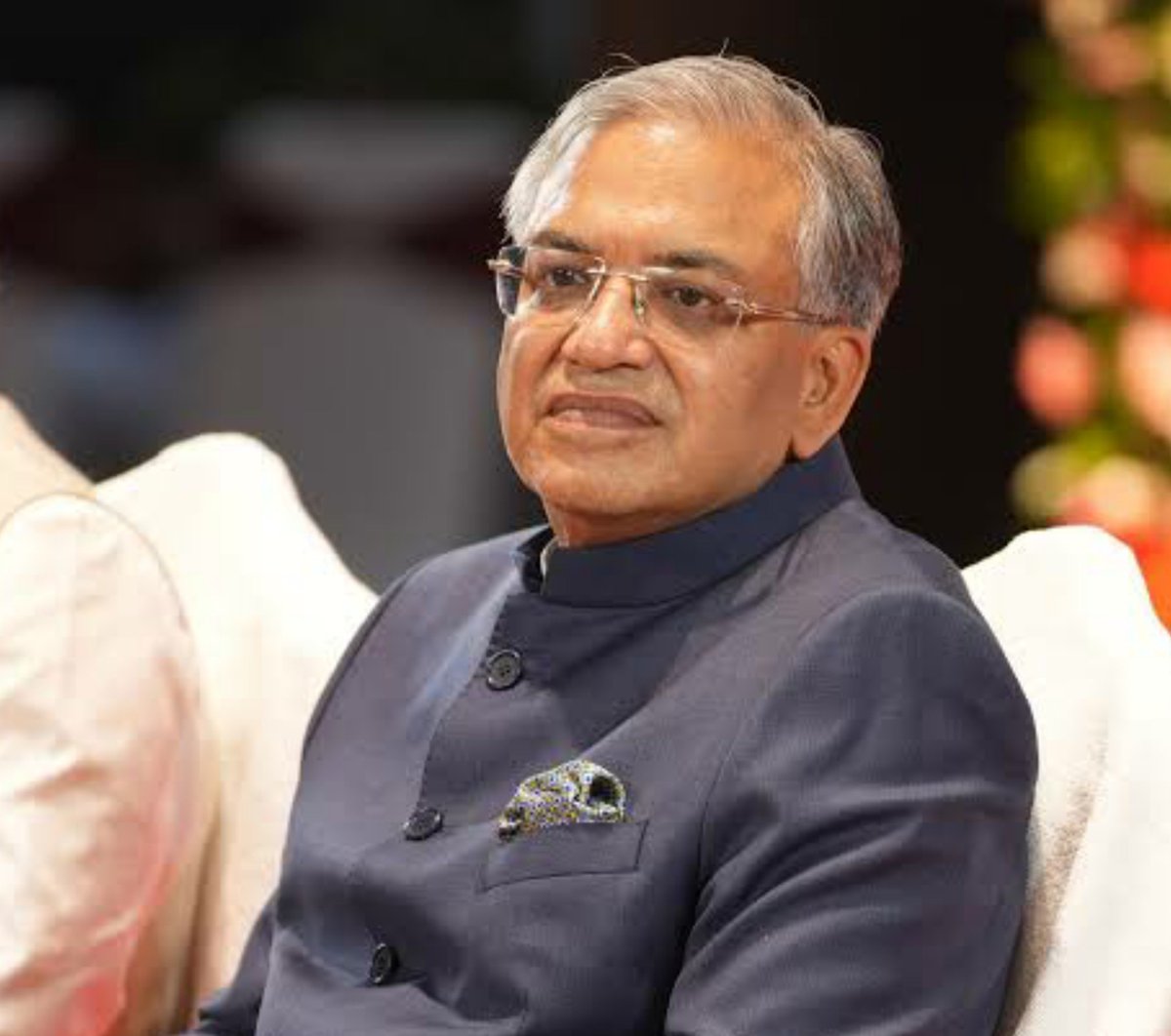 KraantiKumar's tweet photo. CEC की नियुक्ति के लिए फरवरी 2025 में 3 सदस्यीय Selection Committee बनी.

इस कमिटी में PM मोदी, HM शाह और LOP राहुल गांधी को शामिल किया गया.

इस बैठक में प्रधानमंत्री मोदी और गृहमंत्री अमित शाह ने Election Commissioner ज्ञानेश कुमार को CEC बनाने की सिफारिश की.

राहुल गांधी ने बैठक में ज्ञानेश कुमार के नाम पर विरोध जताया. और चयन को टालने की मांग की, लेकिन मोदी जी और अमित शाह ज्ञानेश कुमार के नाम पर मोहर लगा दी.

राहुल गांधी की आपत्ति के बावजूद महामहिम राष्ट्रपति द्रौपदी मुर्मू ने ज्ञानेश कुमार की नियुक्ति को मंजूरी प्रदान कर दी.

CEC और लोकसभा स्पीकर पार्लियामेंट में सांसदों के वोटिंग के द्वारा 66% बहुमत पर चुना जाना चाहिए. इन दोनों पदों पर न्यूट्राल आदमी होना बहुत जरूरी है. राहुल गांधी और विपक्षी पार्टियों को शुरू से ज्ञानेश कुमार पर भरोसा नही था.