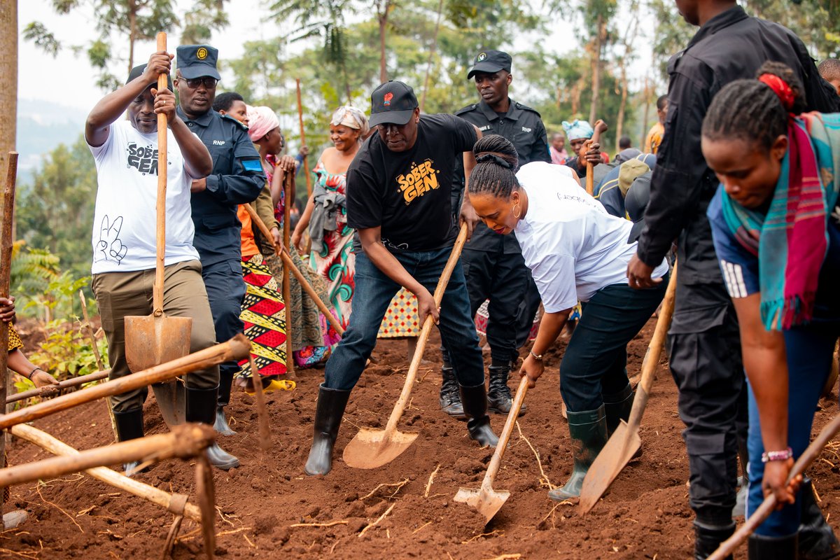 Unity_MemoryRw's tweet photo. Uyu munsi, Minisitiri @DrDamascene n’abandi bayobozi, bifatanyije n’urubyiruko rwo mu Karere ka @RusiziDistrict mu Muganda wihariye w’Urubyiruko usoza ukwezi kwa Cyenda wahujwe n’ubukangurambaga bwo kurwanya inyobwa ry’inzoga zitujuje ubuziranenge zizwi nk'Ibyuma, n’ikoreshwa ry'ibiyobyabwenge, ndetse no gushishikariza urubyiruko kugira imyitwarire iboneye, bihesha agaciro.

Iki gikorwa cyabimburiwe n’ihangwa ry’umuhanda w’umugenderano mu Kagari ka Kamatita mu Murenge wa Gihundwe.  

#SoberGen 
#HeheNicyuma