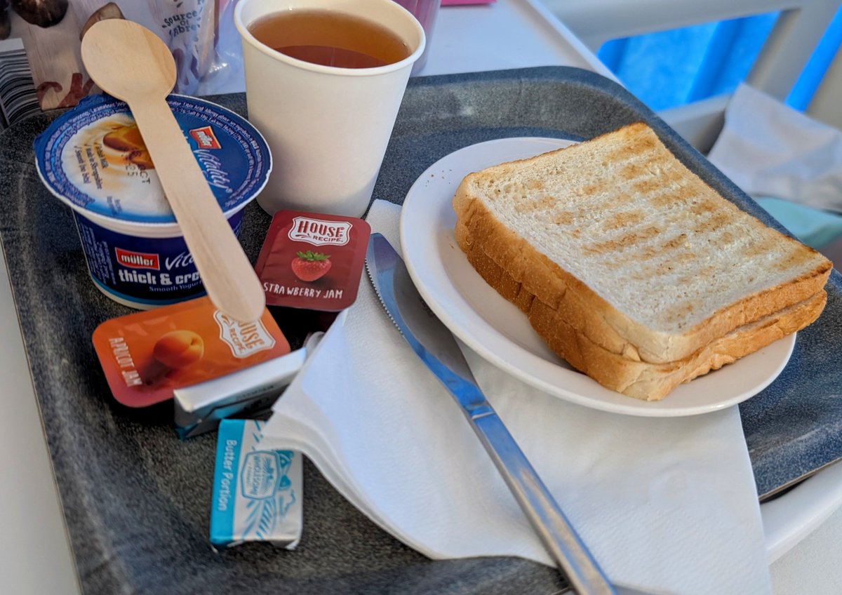 hiromir_uk's tweet photo. つい数日前のイギリス病院食です。お収めください。順に朝昼夜ごはん。
昼は選べたから、外れなそうなメニューにしたから今回は割と勝てたつもり😂 https://t.co/aV3w5Qwt6e