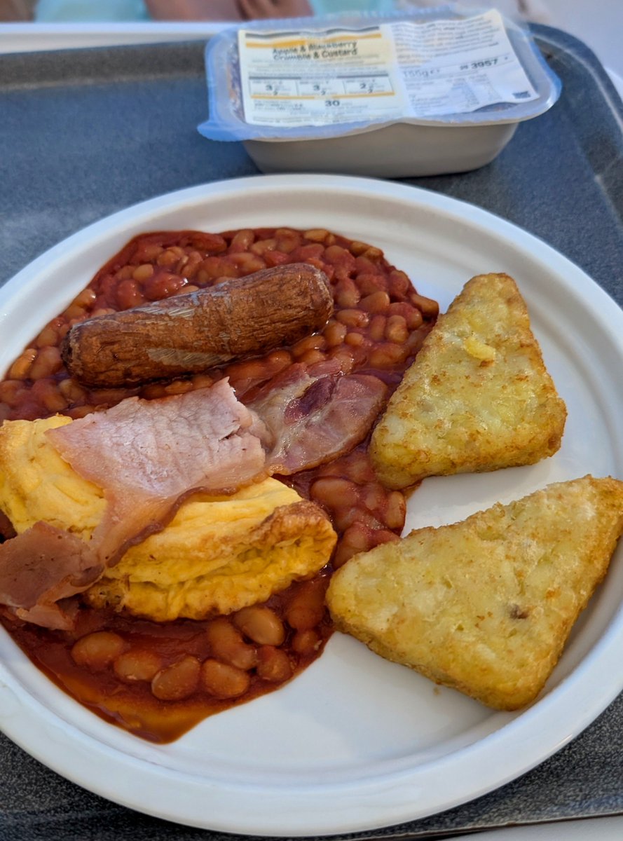 hiromir_uk's tweet photo. つい数日前のイギリス病院食です。お収めください。順に朝昼夜ごはん。
昼は選べたから、外れなそうなメニューにしたから今回は割と勝てたつもり😂 https://t.co/aV3w5Qwt6e