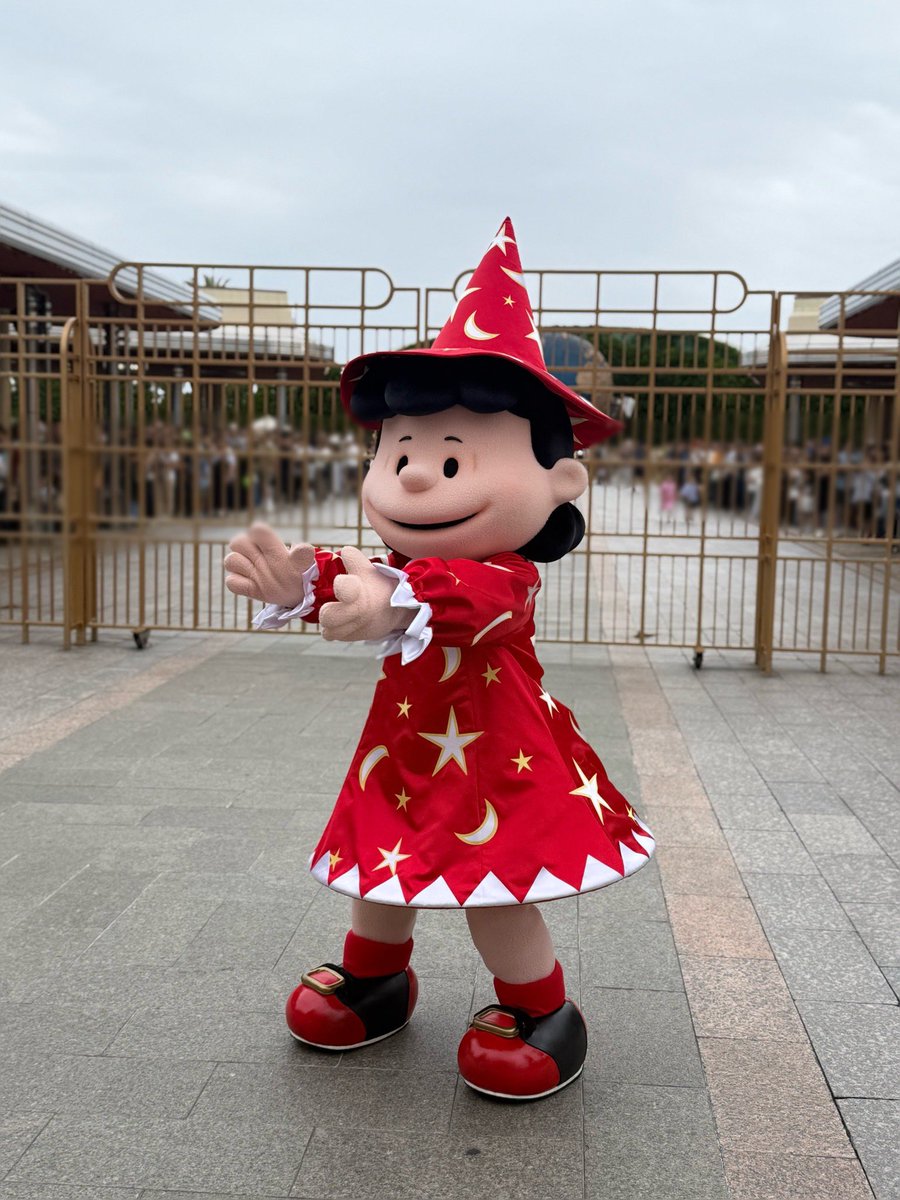 light8156's tweet photo. 朝一番のPEANUTSのグリーティング📷

１年ぶりにかぼちゃ🎃スヌーピーと
魔女っ子ルーシーに会えました😊

この会のチャーリーは不在でした😗

#USJファン #PEANUTS 
#ハロウィーン https://t.co/2qyQ5kAeF3