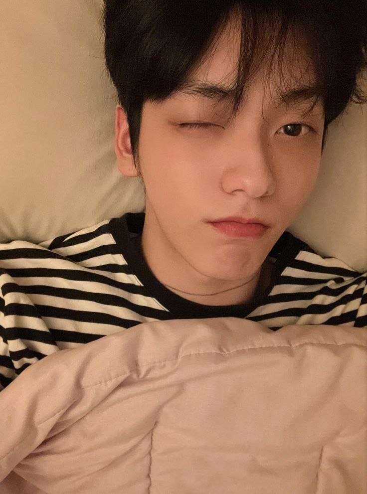 jisubinz's tweet photo. Cieeee cieeee bajunya couple. Status pacarnya kapan di publish ke umum? Oh, apa mau langsung nikah berdua? Gapapa banget, sih. Ditunggu pengumuman Soobin menikahi Lia, Ya.
#jisubin #soolia #bluebunn https://t.co/OeyYBJzWYD