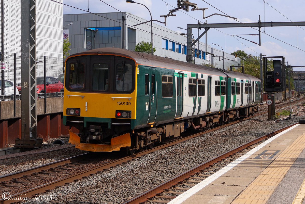 maisie_40013's tweet photo. 150139 passing Milton Keynes working 5Z51 Newton Heath - Bletchley C.S. 26/8/26
#class150 #sprinter #LNWR https://t.co/DhdEBY78ml