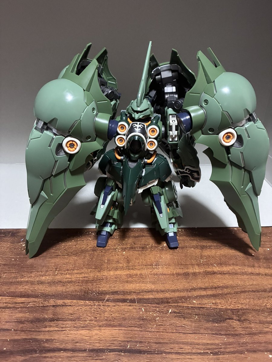 HAL0012's tweet photo. 折角買ってきてもらったしと思って一気に組んだけど、バインダーデカすぎてスタンド無しだとバインダーで立ってるみたいになってる https://t.co/F1SNxxpi42