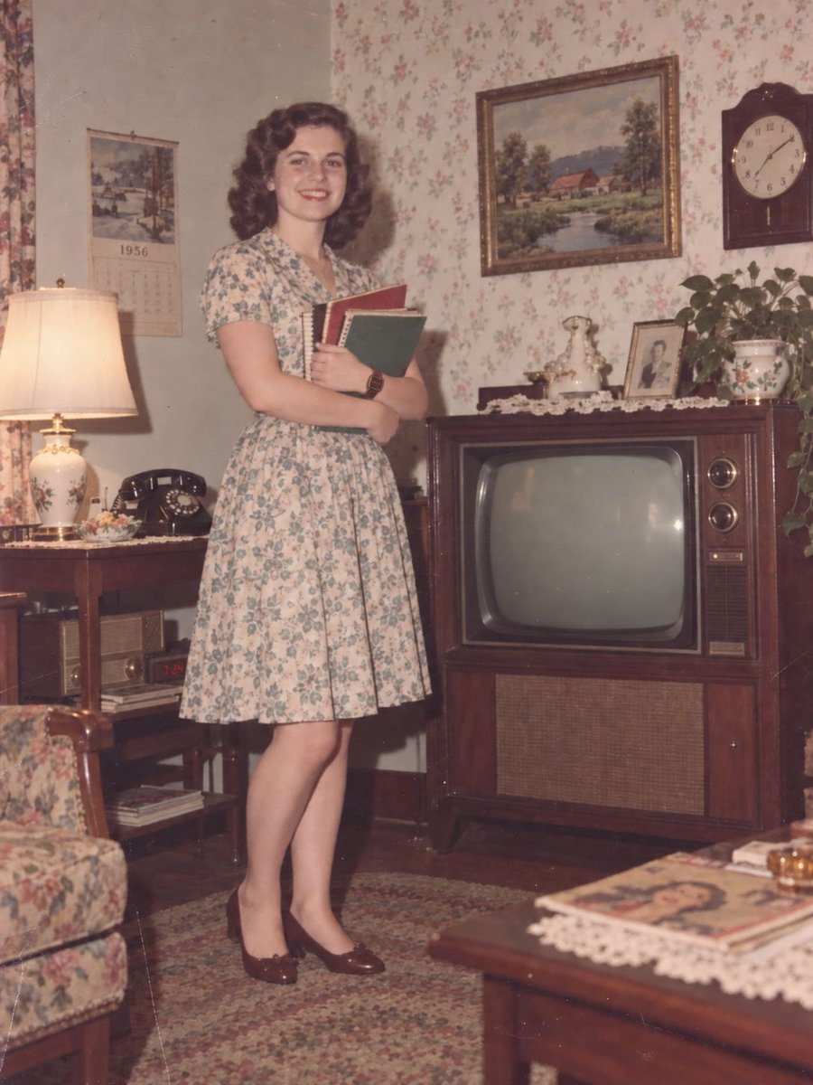 itxMaggei's tweet photo. This photo is from 1950, but ONE thing is completely Wrong!   😎

Can you spot it?? https://t.co/e8FD2xxTJg