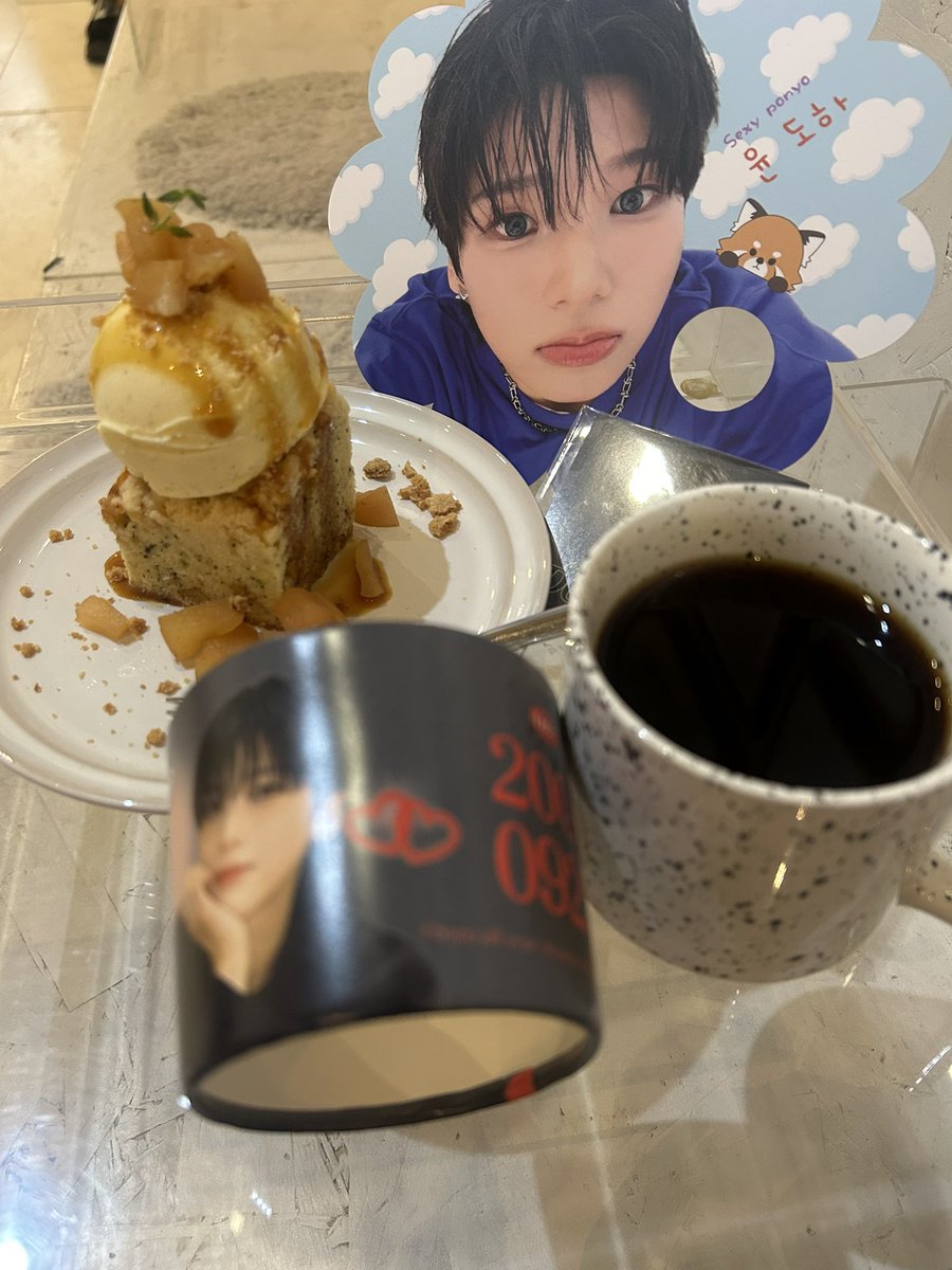 MIWA7777777's tweet photo. 大阪のドハセンイルカフェ行って来ました。
かわいいドハちゃん(カッコいいもすこし😆)いーっぱい💜
スイーツも美味しかったです😋
企画ありがとうございました！

@CafeTIAM
 #nSSign
 #DOHA https://t.co/NWq6DekhGC
