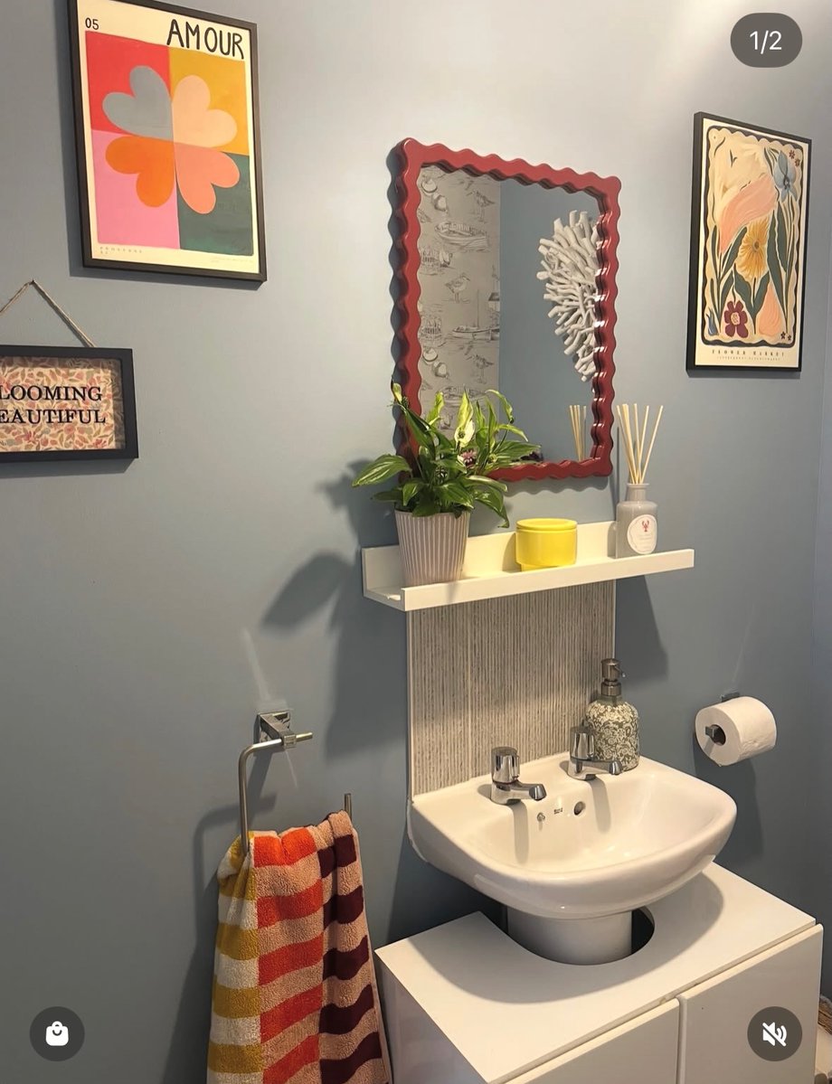 CarlBrimobjm's tweet photo. Emily from All Things Home by Emily Grace here today. My Thursday grid winner is the lovely My Little Home in Sussex. I love the blue and burgundy scalloped mirror, as well as the beautiful prints. Congratulations on being my Thursday winner! https://t.co/ppgPKFqeej