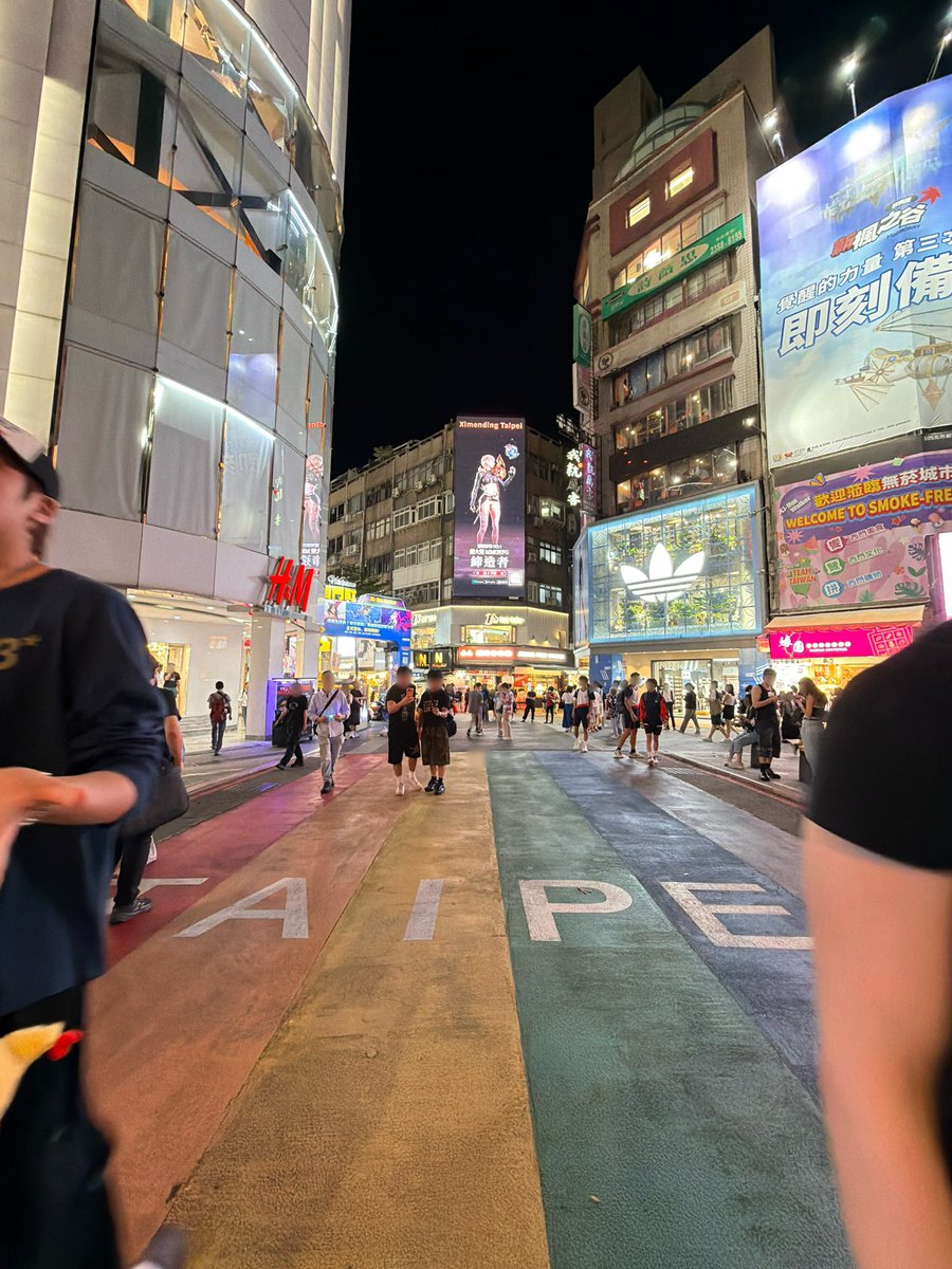 izey__'s tweet photo. 우석が西門に🇹🇼一昨年訪れた時の写真見返して気づいたけど、道路のTAIPEIの文字の向き変わってる？！ https://t.co/IDXf9mtStt