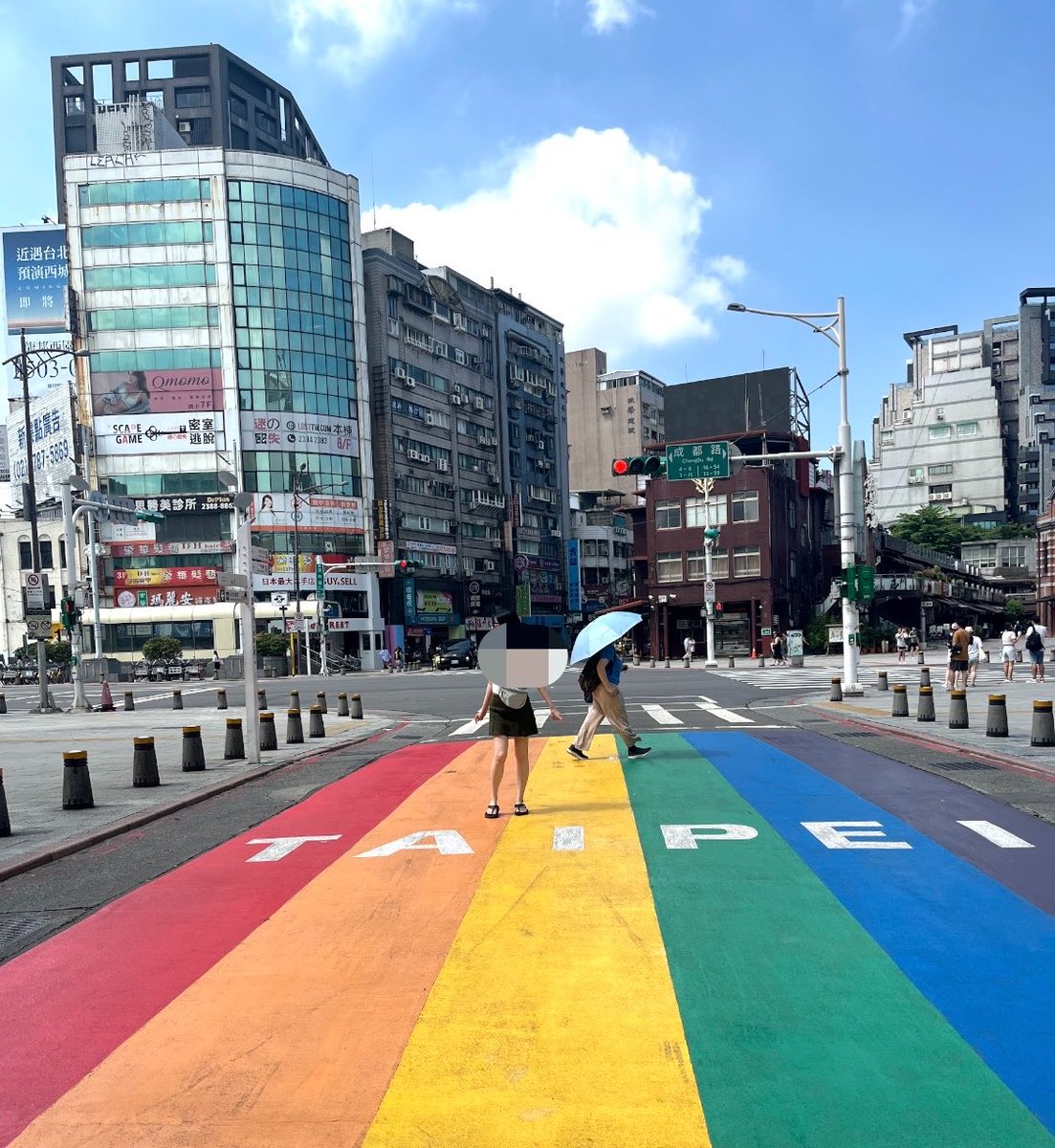 izey__'s tweet photo. 우석が西門に🇹🇼一昨年訪れた時の写真見返して気づいたけど、道路のTAIPEIの文字の向き変わってる？！ https://t.co/IDXf9mtStt