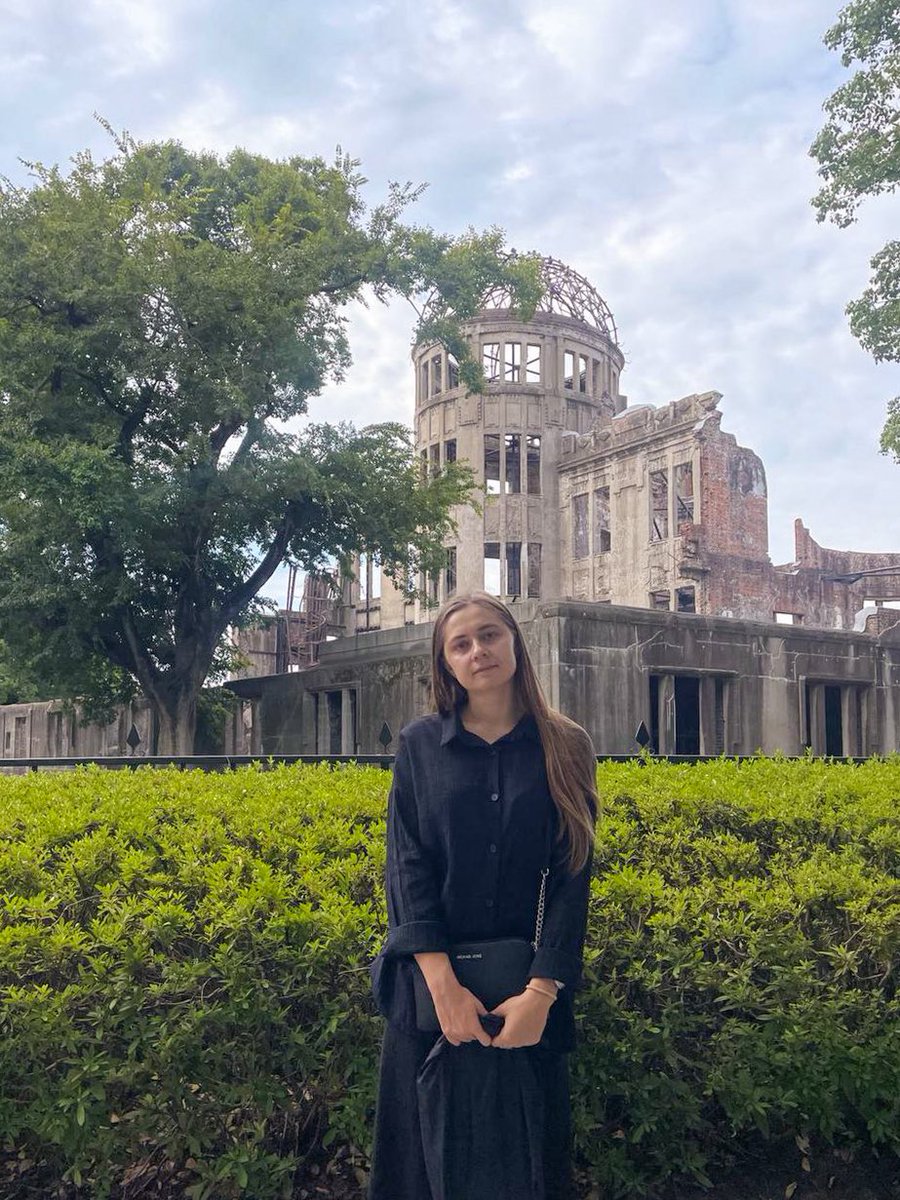 Anastasiia1117's tweet photo. 初めて広島を訪れ、原爆ドームへ行きました。
実際にこの場所に立つと、写真で見るだけでは分からない、歴史の重みを感じます。ウクライナでは今もロシアによる侵略が続くなか、平和は決して当たり前ではないと、強く感じました。
犠牲になられた方々に心を寄せ、核が二度と使われないこととウクライナの平和を願いました🕊️🇺🇦