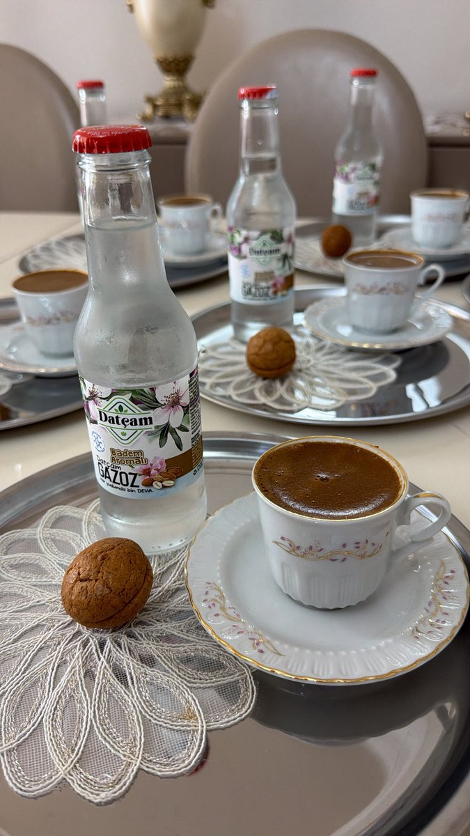 kitapkurduoz's tweet photo. Neylersin,
Her bahçenin bir vakti vardır.
Mevsim, şimdi herkese başkadır.
Gözünün kaldığı her renk,
Sende belki siyah beyazdır.
Sana gelen ayaz,
Belki başkasına güldür, gülistandır.
#günaydın
#datça 
#muğla https://t.co/rpk7pgYyxw