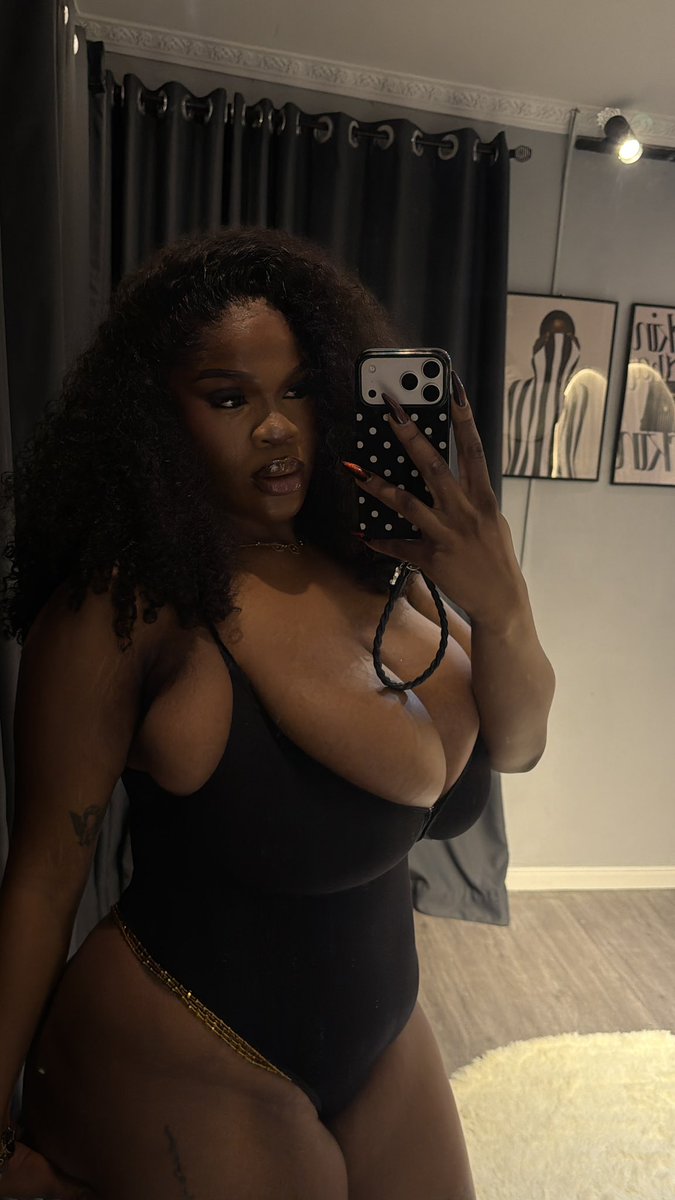Paulaomoo's tweet photo. Me ft my favorite wig😻😻 https://t.co/iZW4Z9Wev8