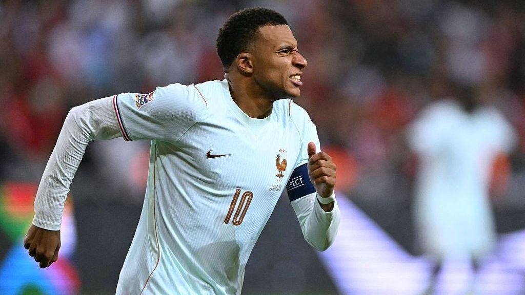Soje2384's tweet photo. Je crois qu’il est clair évident pour tout le monde et même ses propres fans que Mbappé est hyper surcoté techniquement. 

Son niveau technique montré hier, on est même pas niveau Guler. J’ai même pas envie d’offenser des mecs comme Olise ou Yamal en les comparant à lui. 

Pourquoi vous n’admettez pas que vous le classez encore dans les meilleurs joueur du monde juste et rien qu’à cause des buts? 

Je plains beaucoup Inzaghi qui a joué à une époque où savoir manier le ballon comptait. Inzaghi serait dans le top 3 mondial aujourd’hui car des buts il savait en mettre.