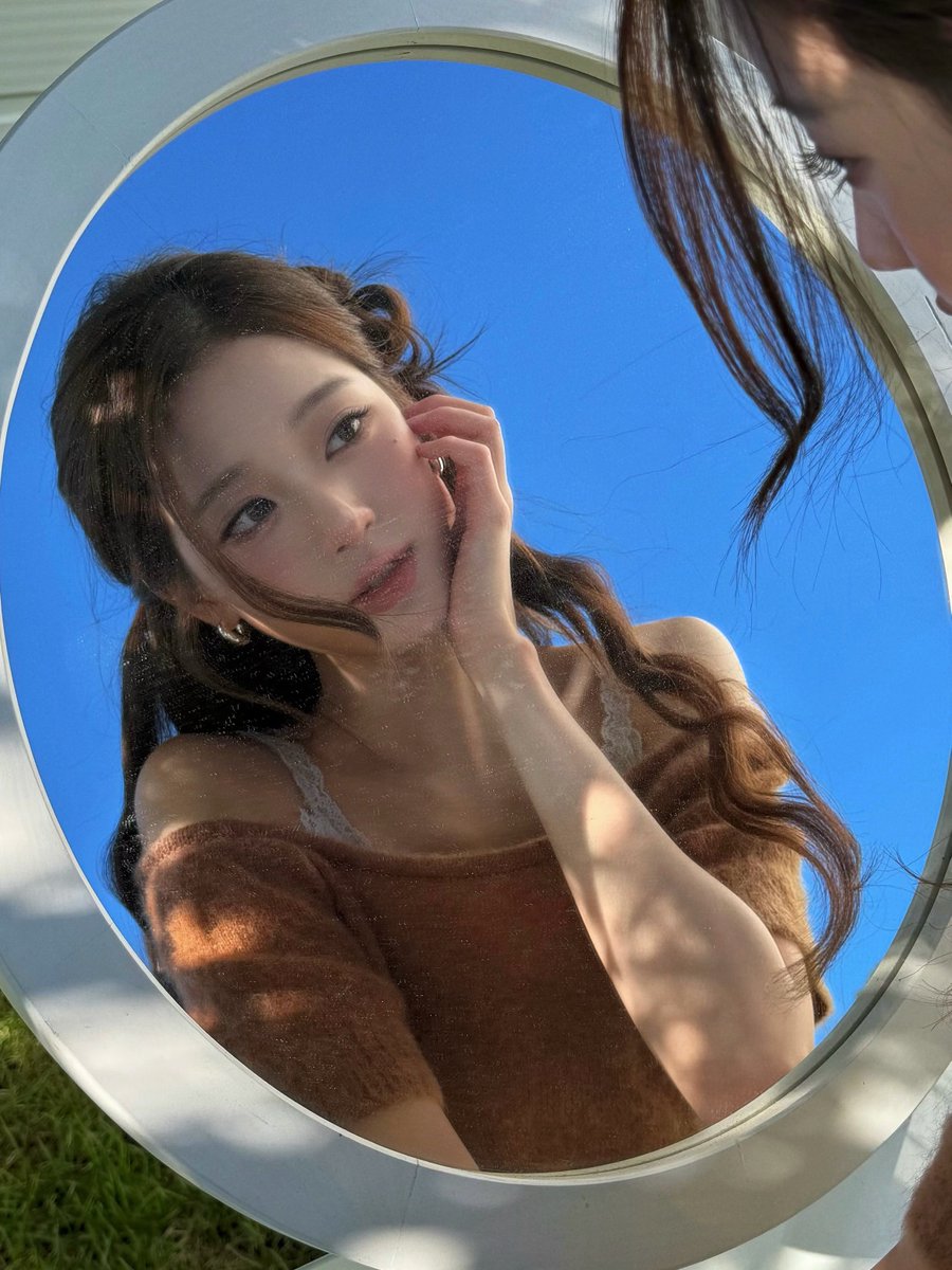 luvwy04's tweet photo. 나르키소스가 왜 호수에 비친 자신과 사랑에 빠졌는지 알 것 같음.. https://t.co/VHeVotinSf