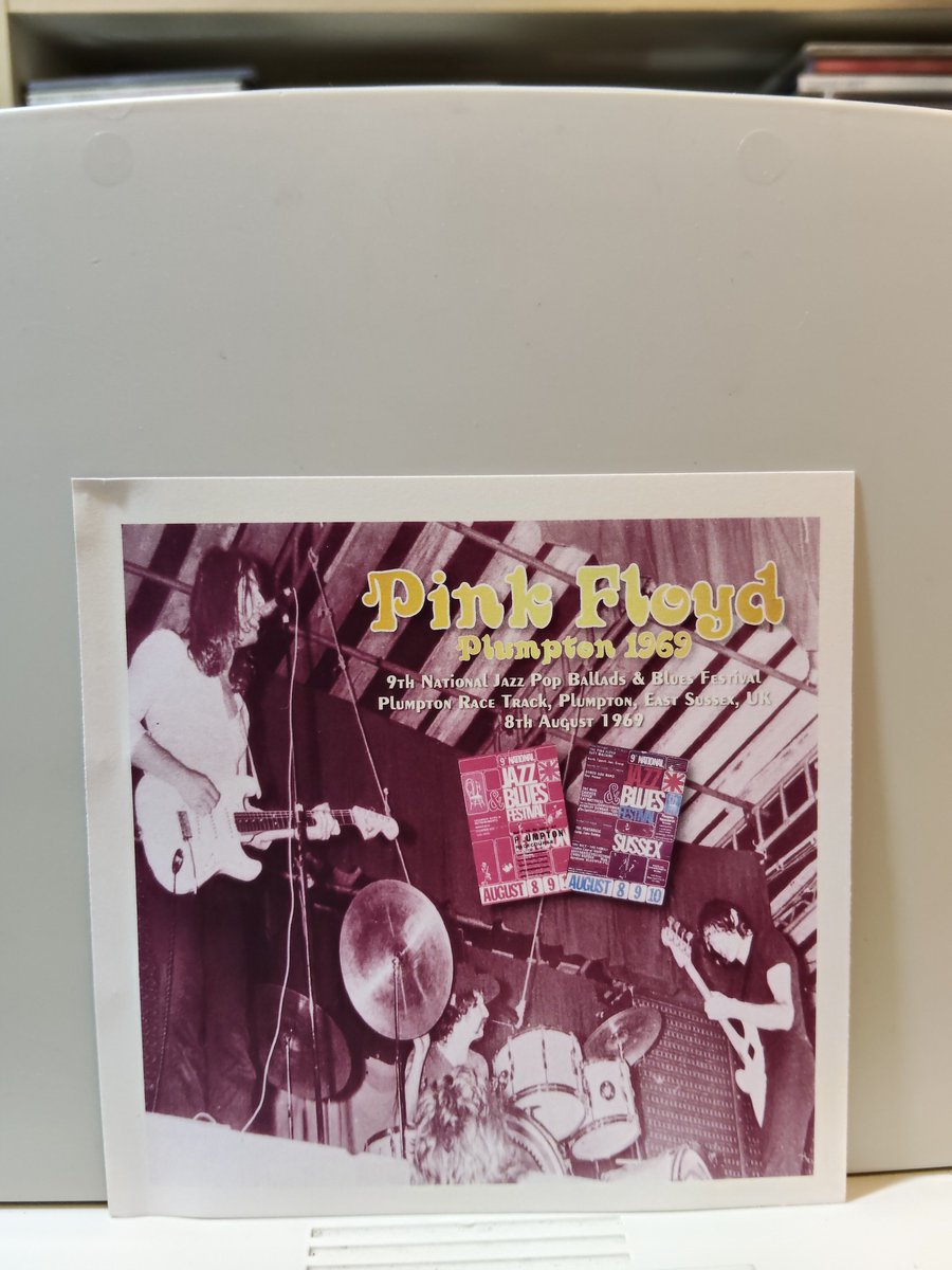 RgxHp's tweet photo. ピンク・フロイドのライブ盤を聴く。
ちょっと調べたところ1969年8月8日～10日に開かれた第9回ナショナル・ジャズ・ブルース・フェスティバル初日のトリでの演奏だそうな。
サイケでちょっぴりスペイシーでもあり、いやーかっこいい。
「Behold the temple of light」のダルな感じもすごい。 https://t.co/7LAE5ROBHb