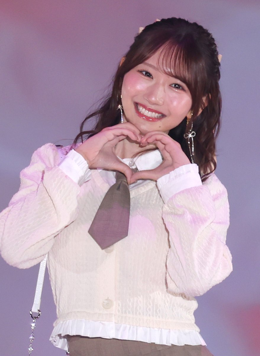 oricon's tweet photo. 【🌷ガルアワ 26 A/W🌷】

【ガルアワ】日向坂46・藤嶌果歩
ハートポーズで会場を魅了💖　
ガーリーコーデで登場✨️

https://t.co/gVt0K8K3Y9

＼フォトギャラ随時更新中📸🌟／
https://t.co/L9ziKaoBWe

#ガルアワ2026AW https://t.co/hNcOPjhbvv