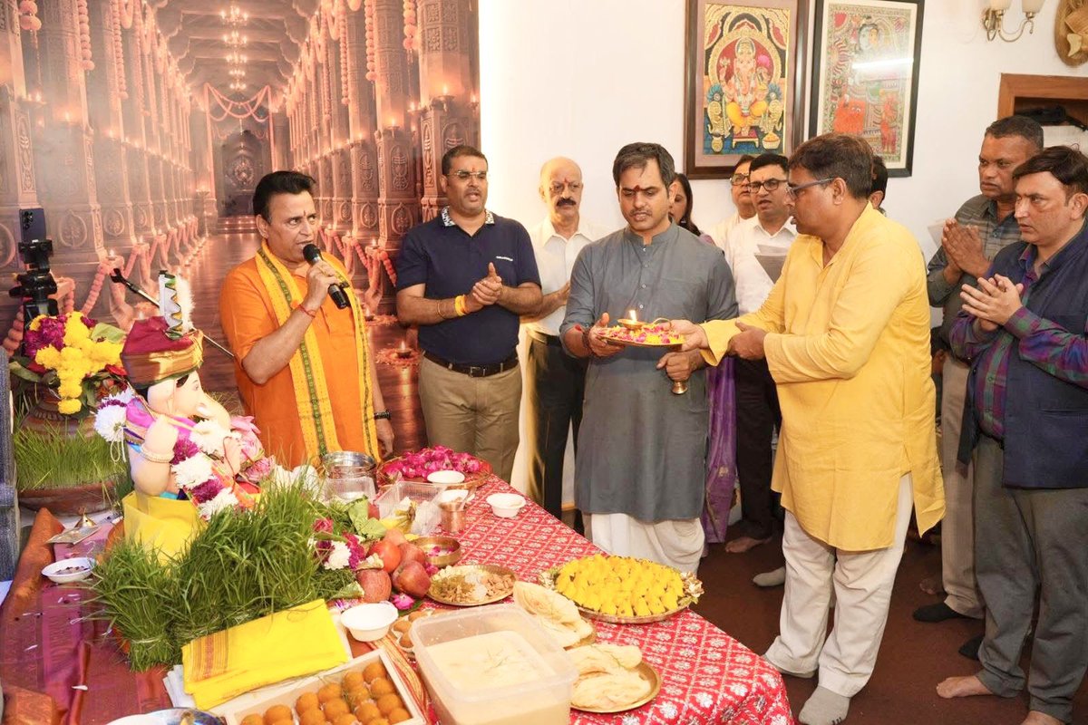 MohanNishendra's tweet photo. #बीजेपी के पूर्व राष्ट्रीय मंत्री, अग्रज आदरणीय #श्री_सुनील_देवधर जी भाईसाहब के #दिल्ली आवास पर समरसता श्री गणेश की संध्याकालीन मंगल आरती में उपस्थित होकर आशीर्वाद प्राप्त किया।
#जय_गणेश 
  #samrastaganesh https://t.co/flAAu1oW7S