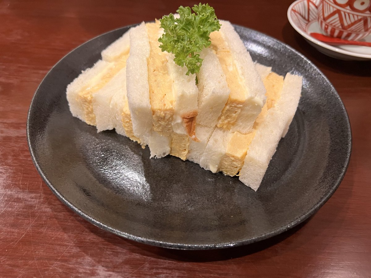 OhitoriKon's tweet photo. 高輪台にある茶寮 天乃庵の玉子サンド。
持ち上げると崩れそうなくらいふわっふわで旨みたっぷりの出汁巻き玉子。
辛子マヨが程よく効いていて、柔らかいパンとの一体感もいい。フルサイズだと結構多いなと思ったけど、飲めそうなくらい軽く食べられる。早くまた食べたい https://t.co/eau5wpGwXE