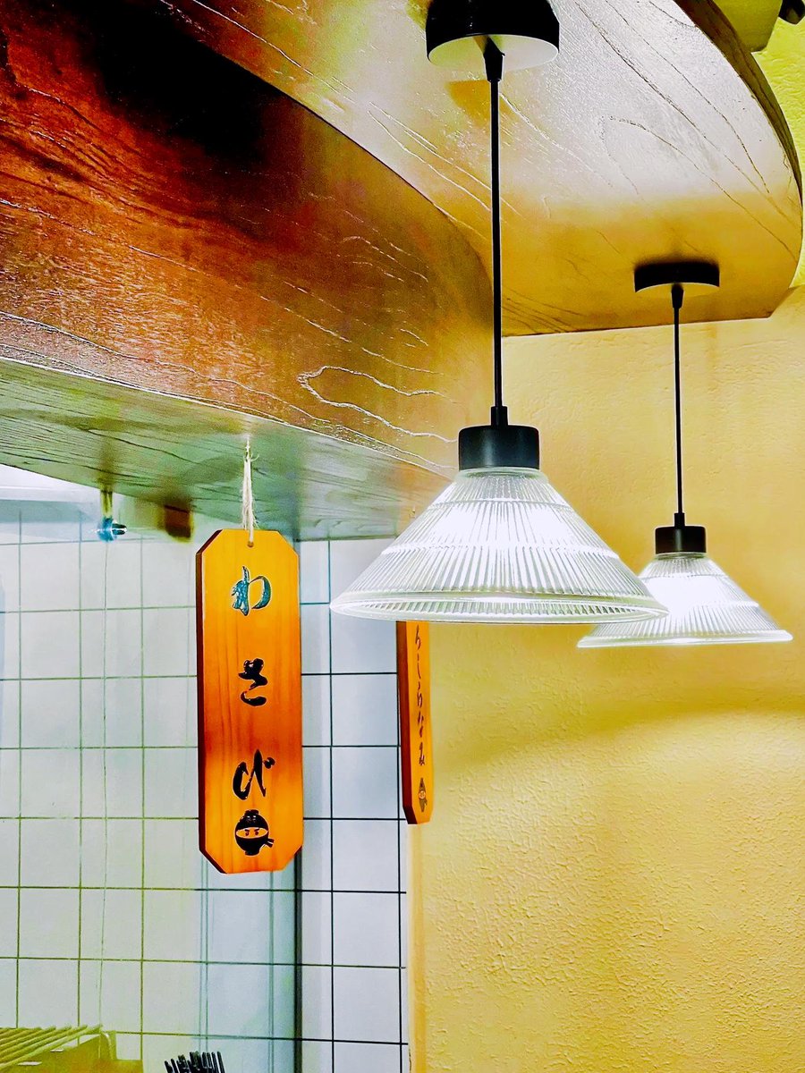 AndrewGrimchvm's tweet photo. Hora de la noche, el local abre sus puertas. Tazones humeantes, sillas cercanas y charlas suaves: aquí, cada noche tiene su historia. ， https://t.co/Vi37N4fEo5