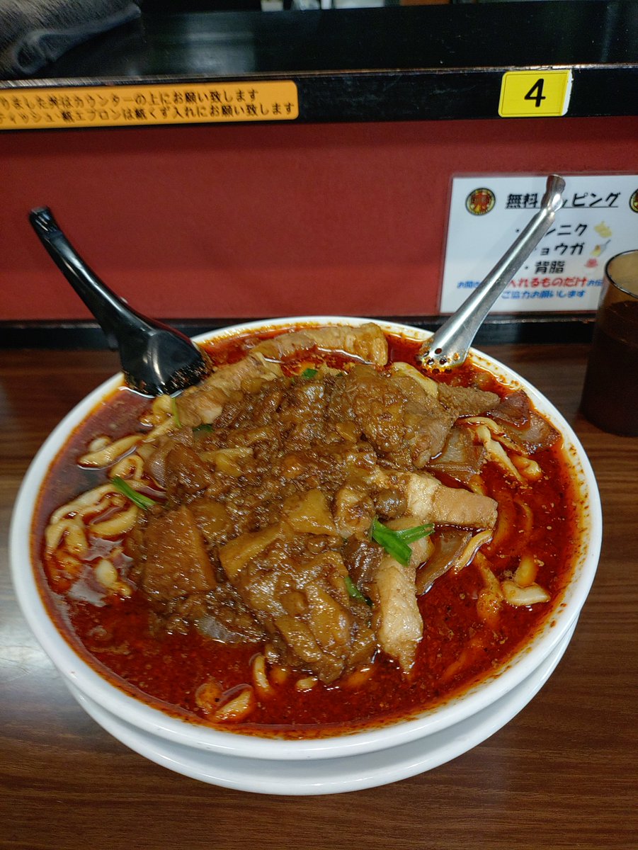 soukitaityoR's tweet photo. どうも✋蒼鬼隊長です(｀･ω･´)ゞ
本日2回目のラーメン投稿です🍜ここは埼玉県熊谷市にある、元祖スタミナ満点らーめんすず鬼 熊谷うえちゃん店です!食券辛いスタ満ソバ 麺大盛(1230円)ポチッとな👍そしてハイ、着丼!結構辛めのスープに食べごたえのある肉と太麺が特徴の旨いラーメンでした👍
ごちそうさまでした🙏