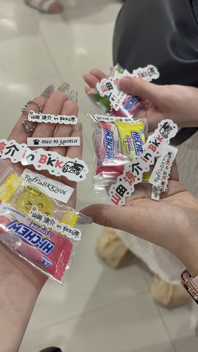 Non0205wish's tweet photo. 会場着いた瞬間、中止のお知らせ🥹
駅で泣いてる可愛い女の子が居たので声かけずには居られず一緒に📸
記念にチケットは受け取ってきました😢
現地のRad.Yが"また来てね"とお菓子やらステッカーをくれて慰めてくれました🥹
ありがとうございます😭

#ryosukeyadada 
#山田涼介
#ThunderDome
#バンコク https://t.co/N2EPmzbBSR