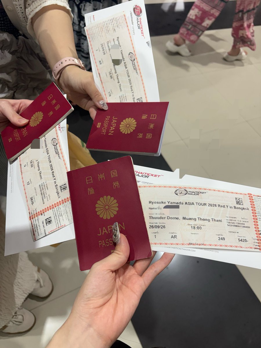 Non0205wish's tweet photo. 会場着いた瞬間、中止のお知らせ🥹
駅で泣いてる可愛い女の子が居たので声かけずには居られず一緒に📸
記念にチケットは受け取ってきました😢
現地のRad.Yが"また来てね"とお菓子やらステッカーをくれて慰めてくれました🥹
ありがとうございます😭

#ryosukeyadada 
#山田涼介
#ThunderDome
#バンコク https://t.co/N2EPmzbBSR
