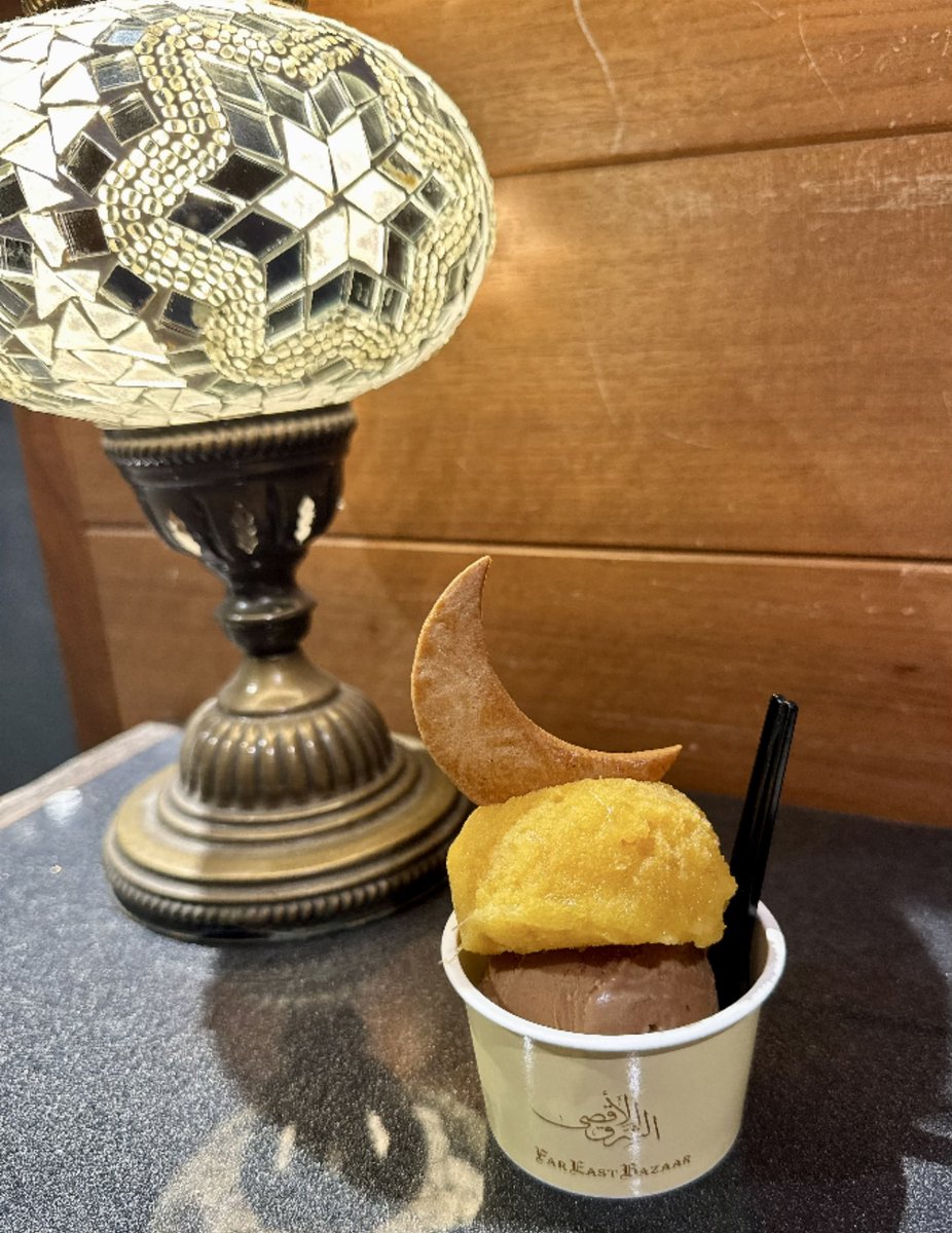 rqDiaYK3FBqNgE9's tweet photo. あいにくの天気でお月さまも見られそうもないですね🥲
どんよりな気分だったのでパイナップル&パッションフルーツのアイスでさっぱり😋
クッキーがお月様の形🌙
#ファーイーストバザール
#FAREASTBAZAAR https://t.co/26KMzLhHDM