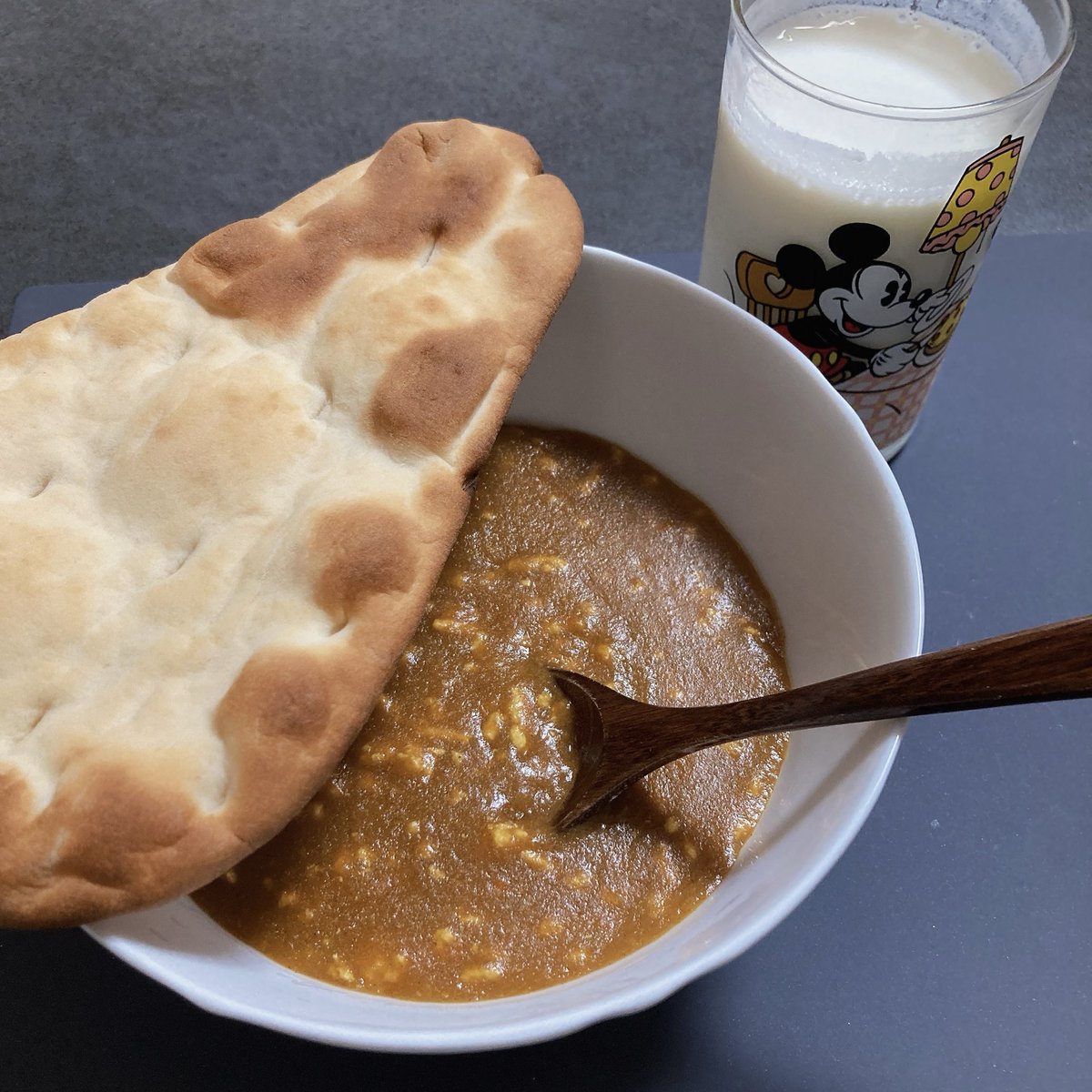 tanjasuiso's tweet photo. おうちキーマカレーとナンとラッシー🥳🥛 https://t.co/bDPbO0gpym
