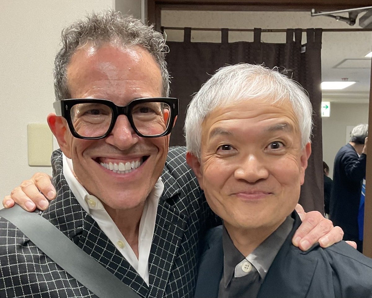 shiotactorstaff's tweet photo. 本日はマエストロ #塩田明弘 さんの㊗️バースデー🎂

『ファニー・ガール』で素晴らしい音を奏でてくださっているオーケストラメンバーの皆さんにも祝って頂きました♪
マイケル・メイヤーさんとの2ショットとともに。

塩田さん、おめでとうございます🎉
#シオタクター https://t.co/ea1IUrC57q