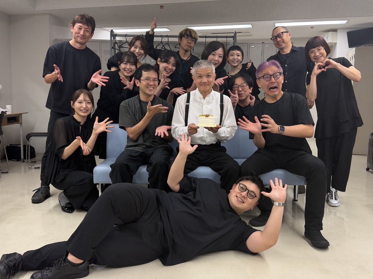 shiotactorstaff's tweet photo. 本日はマエストロ #塩田明弘 さんの㊗️バースデー🎂

『ファニー・ガール』で素晴らしい音を奏でてくださっているオーケストラメンバーの皆さんにも祝って頂きました♪
マイケル・メイヤーさんとの2ショットとともに。

塩田さん、おめでとうございます🎉
#シオタクター https://t.co/ea1IUrC57q
