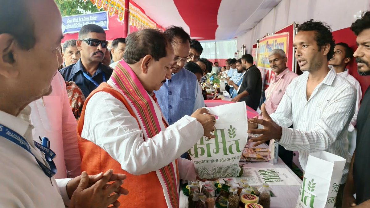 VijayKrSinhaBih's tweet photo. आज डॉ. राजेन्द्र प्रसाद केंद्रीय कृषि विश्वविद्यालय, पूसा (समस्तीपुर) के भ्रमण के दौरान विश्वविद्यालय की विभिन्न शोध गतिविधियों पर आयोजित स्टॉलों का निरीक्षण तथा परिसर का अवलोकन किया।

NDA की डबल इंजन की सरकार बिहार के अन्नदाताओं को आधुनिक कृषि उपकरणों, उन्नत बीजों और वैज्ञानिक तकनीकों से सशक्त बनाकर उनकी आय बढ़ाने तथा राज्य को कृषि के क्षेत्र में अग्रणी बनाने हेतु निरंतर प्रयासरत है।

जय बिहार! जय किसान!

#PusaAgriculturalUniversity #VijayKumarSinha #BiharAgriculture