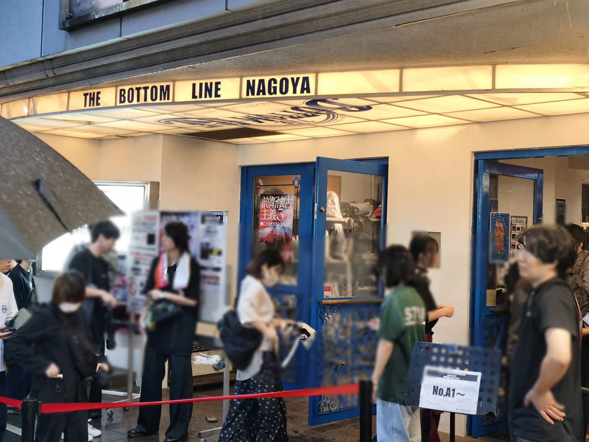 ChocobooooooO's tweet photo. 懐かしのボトムラインでcinema staffのライブ✊ https://t.co/qhyxfzD3Wh