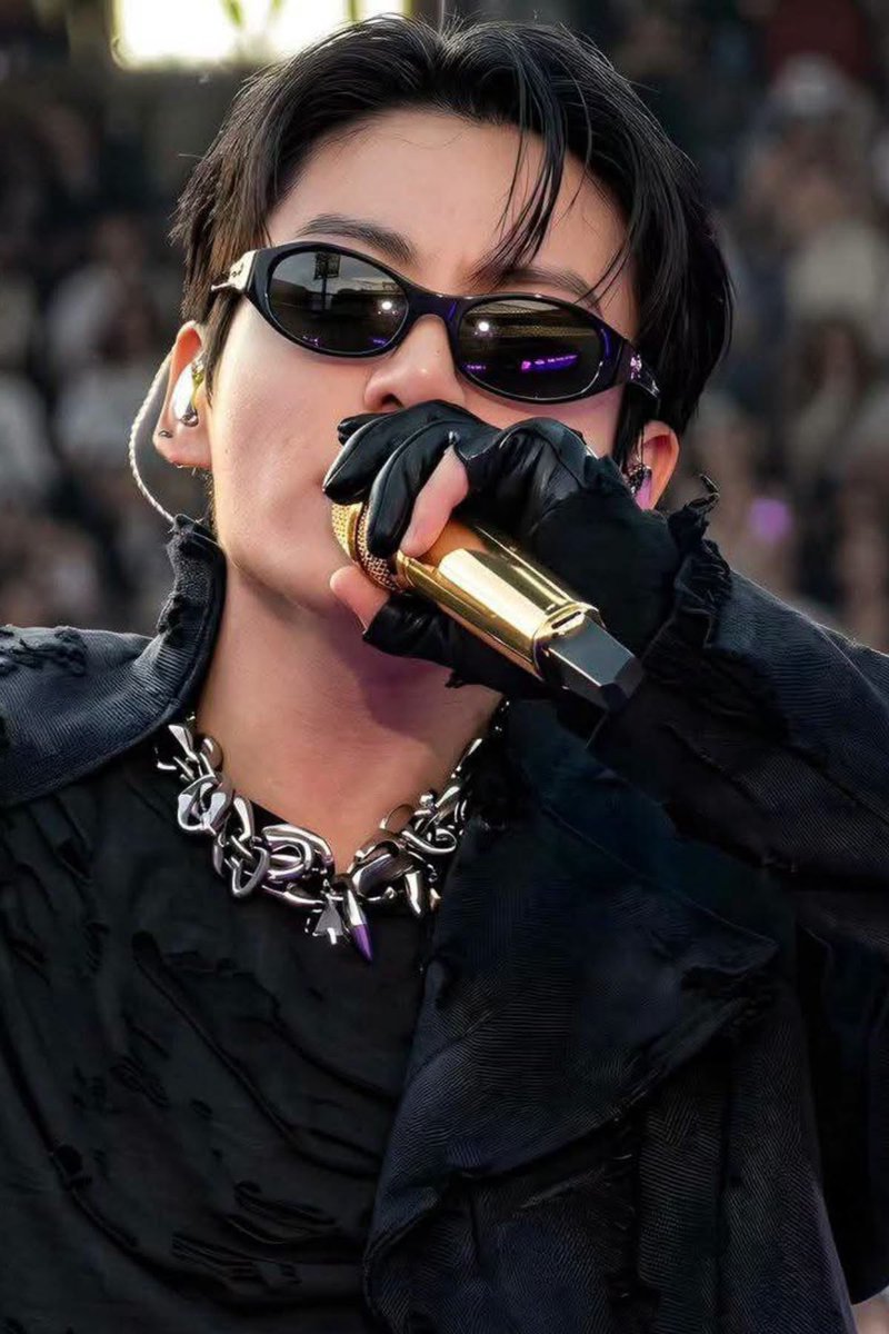 97Jungukk's tweet photo. If Jungkook replied to your DM right now would you faint or scream? https://t.co/SV75sdA8g3