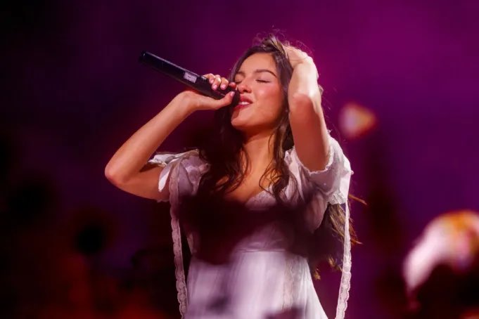 DailyRodrigo's tweet photo. New photos of Olivia during the opening night of #TheUnraveledTour in Hartford, shared by Billboard! 

Photographed by Christopher Polk. 

1/2 https://t.co/O5rvS5Ie0a