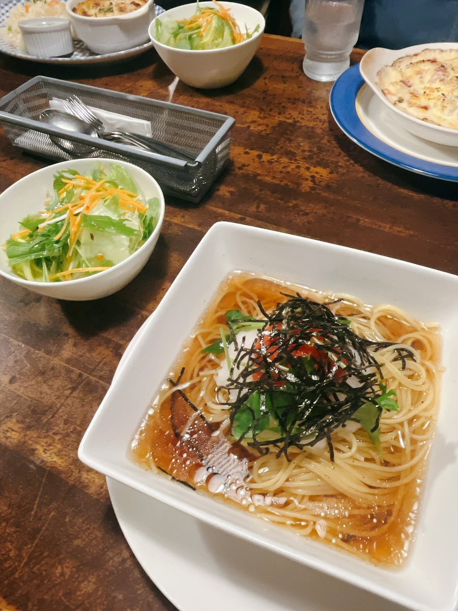 saori9s's tweet photo. 久々にいつものメンバーで。
最初わずかながら全員集まれて良かった！次はゆっくりご飯も！
悩みや不満は尽きないけど、それはみんな同じだよね。会って話を聞く度に私もまだ頑張りたいと気持ちを新たにする。
9月中の休み無くなって7連勤確定したけど、まずは今月と来月乗り切りたい。 https://t.co/syqmf2hkU8