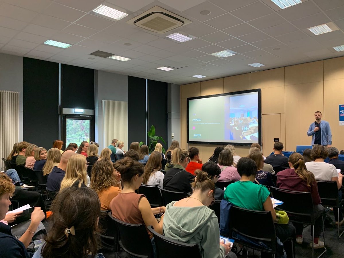 studyrama's tweet photo. Premier salon #studyrama 1ères, Terminales & Parents à Lille réussi ! Des centaines de familles au rdv ! Le salon se poursuit à la cité des échanges jusqu'à 17h ! @Lille_actu @BFMGrandLille @funradio_fr @hautsdefrance https://t.co/VQDULNRcPB