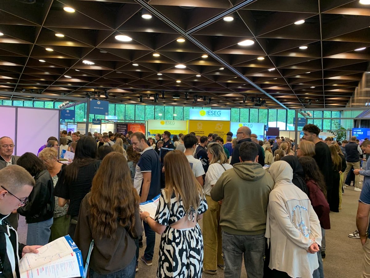 studyrama's tweet photo. Premier salon #studyrama 1ères, Terminales & Parents à Lille réussi ! Des centaines de familles au rdv ! Le salon se poursuit à la cité des échanges jusqu'à 17h ! @Lille_actu @BFMGrandLille @funradio_fr @hautsdefrance https://t.co/VQDULNRcPB