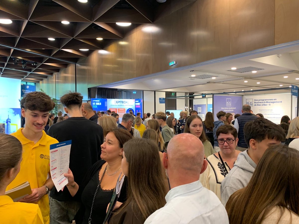 studyrama's tweet photo. Premier salon #studyrama 1ères, Terminales & Parents à Lille réussi ! Des centaines de familles au rdv ! Le salon se poursuit à la cité des échanges jusqu'à 17h ! @Lille_actu @BFMGrandLille @funradio_fr @hautsdefrance https://t.co/VQDULNRcPB