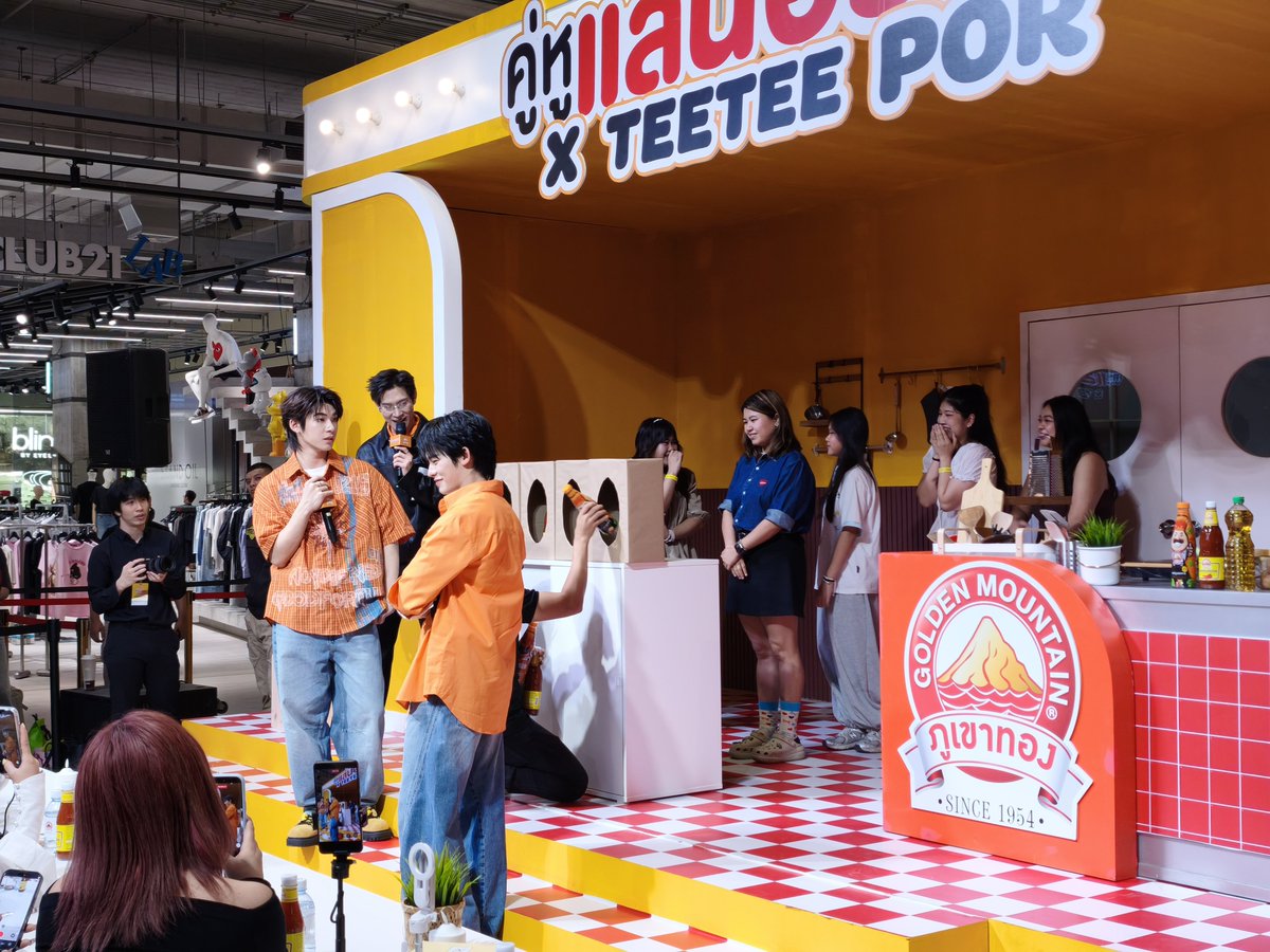 by_Thaitheparos's tweet photo. พี่ภูเขาทองเอาบรรยากาศหน้าเวทีงาน "คู่หูแสนอร่อย x TeeTee Por" มาฝากค่า 🥰

#ซอสภูเขาทอง #คู่หูแสนอร่อย #ตี๋ตี๋ป๋อxภูเขาทอง #TeeTeePor https://t.co/klRLGNrwLf