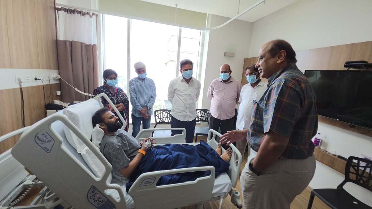 KTRBRS's tweet photo. ఇటీవలే శస్త్రచికిత్స చేయించుకుని కోలుకుంటున్న మాజీ రెడ్కో చైర్మన్, బీఆర్ఎస్ పార్టీ సోషల్ మీడియా కన్వీనర్ వై. సతీష్ రెడ్డిని ఏఐజీ హాస్పిటల్‌లో పరామర్శించాను.

సతీష్ త్వరగా కోలుకోవాలని ఆకాంక్షిస్తున్నాను. https://t.co/RAxboQ1LGD