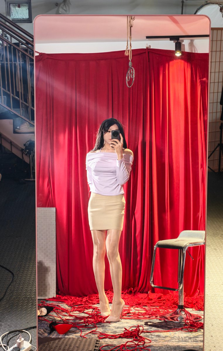 pfetsyze's tweet photo. 当牛马的日子里看着存货冲。
上一秒还在对着镜子臭美，一阵眩晕后...嗯？怎么回事眼前一黑，身上加上了束缚动弹不得，嘴巴也只能发出呜呜的声音？最可怕的是下面突然开始无情的榨汁，甚至加上了震动棒双重刺激，真得要去了啦😰 https://t.co/WVlMcJnDyN