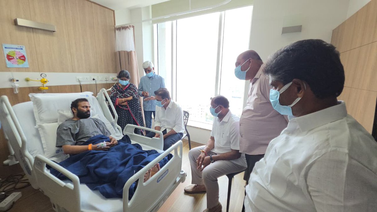 KTRBRS's tweet photo. ఇటీవలే శస్త్రచికిత్స చేయించుకుని కోలుకుంటున్న మాజీ రెడ్కో చైర్మన్, బీఆర్ఎస్ పార్టీ సోషల్ మీడియా కన్వీనర్ వై. సతీష్ రెడ్డిని ఏఐజీ హాస్పిటల్‌లో పరామర్శించాను.

సతీష్ త్వరగా కోలుకోవాలని ఆకాంక్షిస్తున్నాను. https://t.co/RAxboQ1LGD