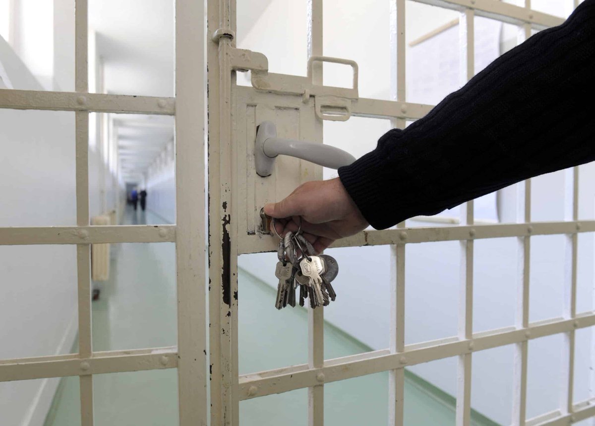 F_Desouche's tweet photo. Paris 18e : trois hommes interpellés après avoir tabassé un couple à leur domicile pour un butin de 600 euros. L'un d'entre eux était déjà incarcéré pour une autre affaire, un autre venait de sortir de prison pour un vol à main armée

 https://t.co/Qa3f1v8FhL https://t.co/pN7cdfRVxP
